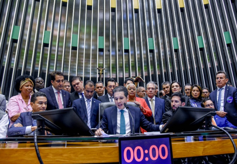 Mesmo com a interrupção temporária, a agenda legislativa segue com temas sensíveis em aberto, especialmente aqueles que envolvem impacto fiscal e interesse direto do governo federal. - Foto: Reprodução