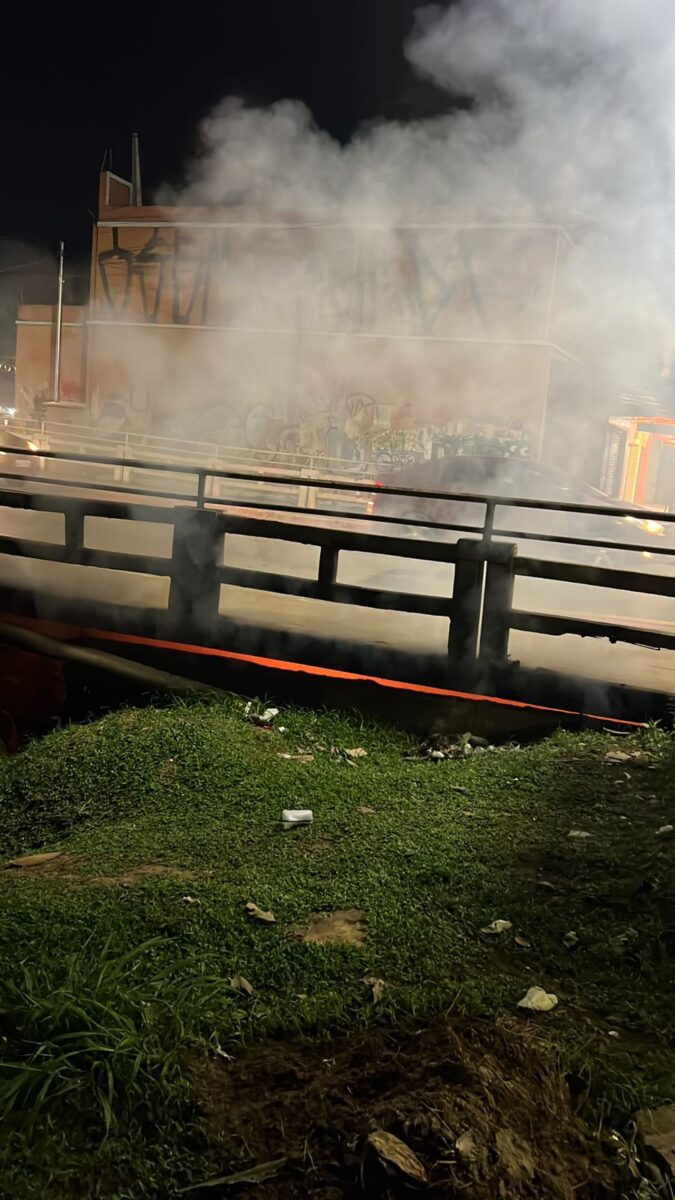 Incêndio sob ponte afasta clientes de comércio no Novo Mercado Velho