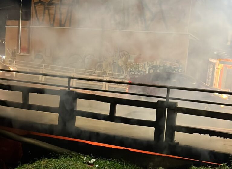 Incêndio sob ponte afasta clientes de comércio no Novo Mercado Velho Incêndio sob ponte afasta clientes de comércio no Novo Mercado Velho