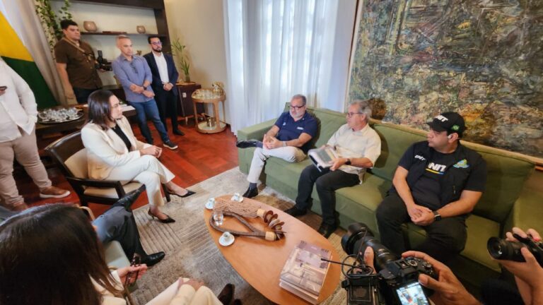 Ministro chega ao Acre e tem reunião com Mailza e Jorge Viana no Palácio