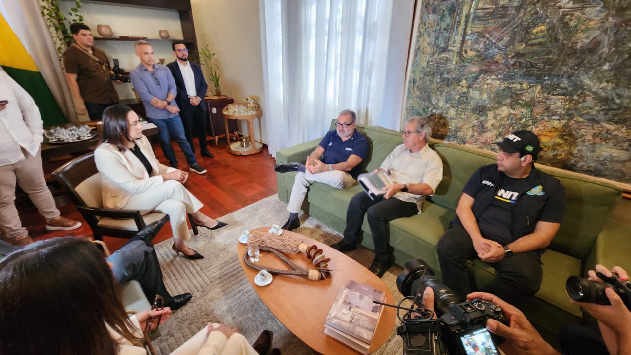 Ministro chega ao Acre e tem reunião com Mailza e Jorge Viana no Palácio Ministro chega ao Acre e tem reunião com Mailza e Jorge Viana no Palácio