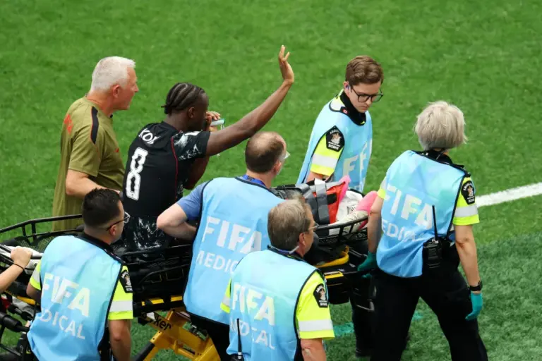 Volante do Canadá sofre fratura na perna em jogo da Copa contra o Catar