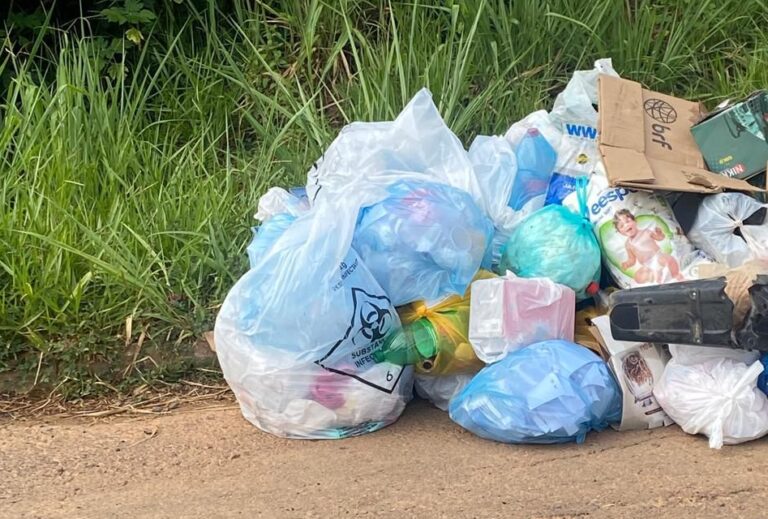 Moradores denunciam descarte de lixo hospitalar em via pública lixo