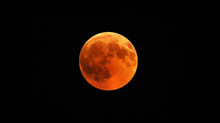 Lua Cheia de junho, conhecida como 'Lua de Morango', pode ser vista de todo Brasil