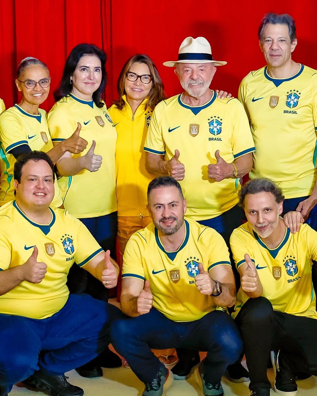 Lula assiste à vitória da Seleção ao lado de Marina Silva e amigos