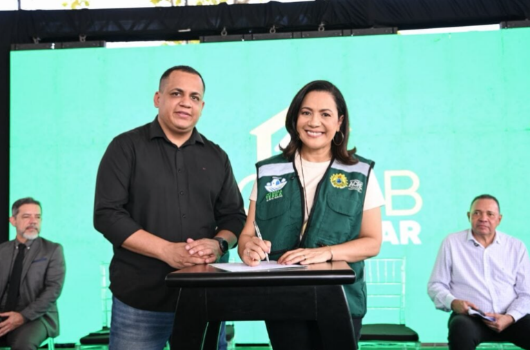 Mailza entrega títulos e lança programa para reformar casas “Hoje estamos unindo duas coisas que mudam a vida das pessoas, a segurança de ter o título definitivo nas mãos e a oportunidade de melhorar a própria casa”, afirma Mailza. / Foto: Reprodução