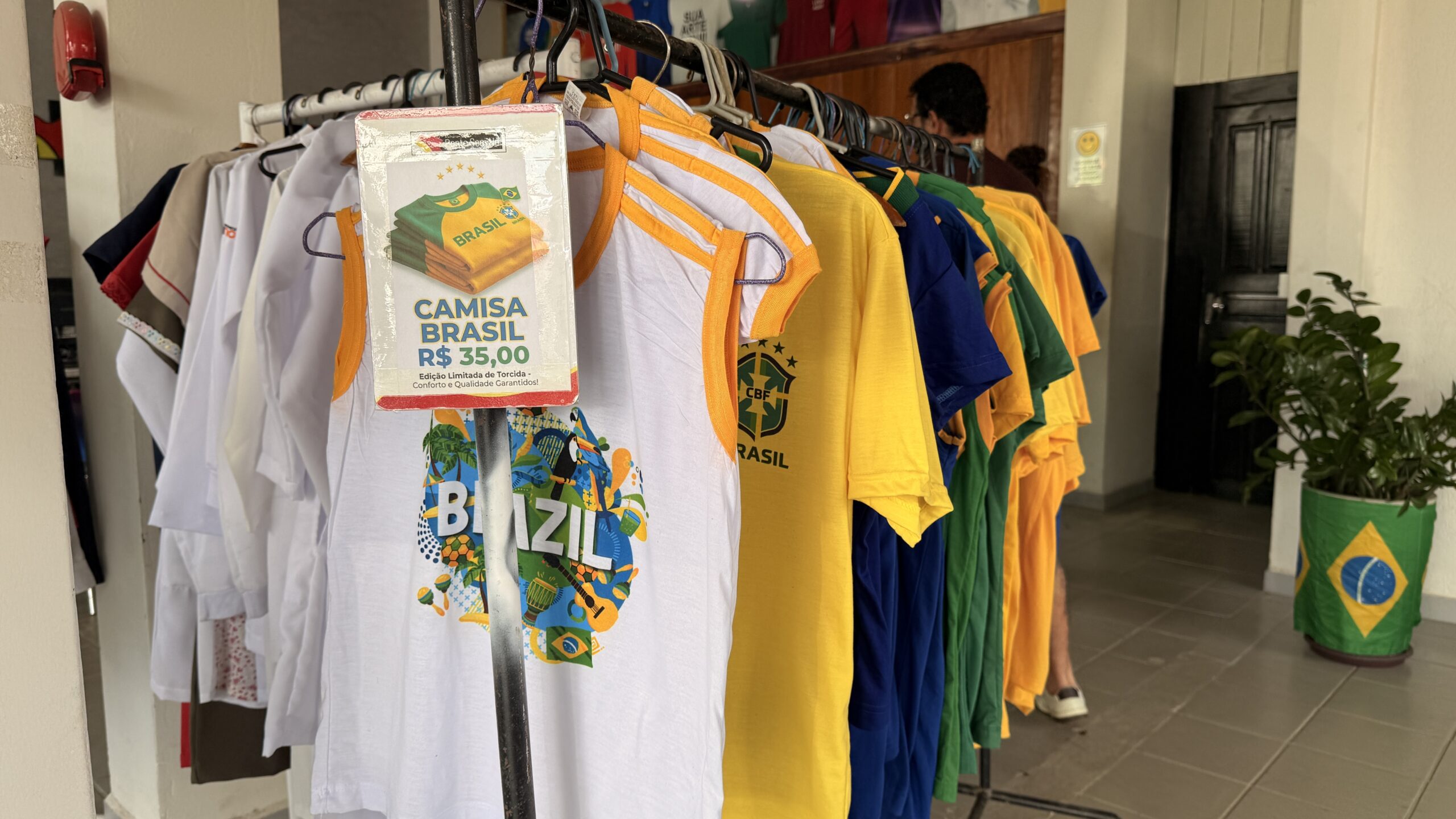 Com opções a partir de R$ 30, Malharia Ponto Sem Nó lança camisas da Seleção As opções custam a partir de R$ 35,00