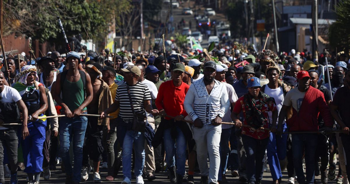 África do Sul tem protestos anti-imigrantes e milhares fogem da violência África do Sul tem protestos anti-imigrantes e milhares fogem da violência