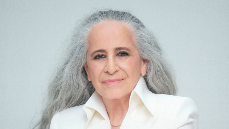Maria Bethânia celebra 80 anos cercada por grandes nomes da música brasileira