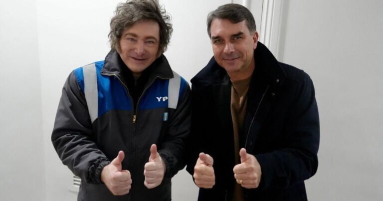 Milei posta foto com Flávio Bolsonaro depois de encontro na Argentina
