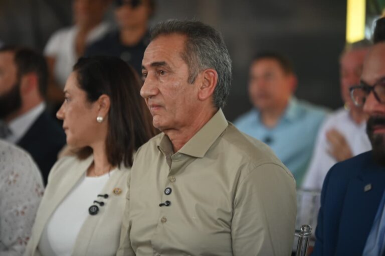 Maior entrega de máquinas do Acre une Lula e bancada federal, diz ministro