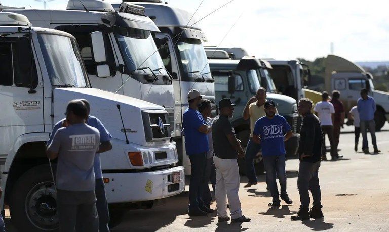 Governo corrige MP de crédito para caminhoneiros e MEIs Governo corrige MP de crédito para caminhoneiros e MEIs