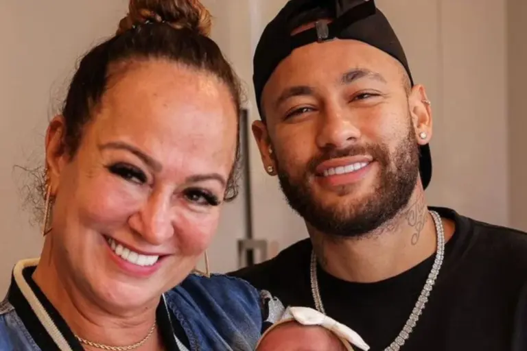 Mãe de Neymar emociona com homenagem ao filho antes de jogo