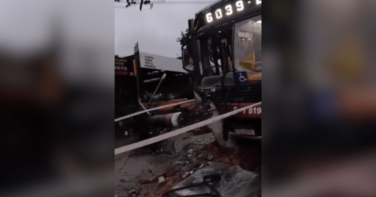 Quatro pessoas ficam feridas após ônibus bater em poste na zona Sul de SP Quatro pessoas ficam feridas após ônibus bater em poste na zona Sul de SP