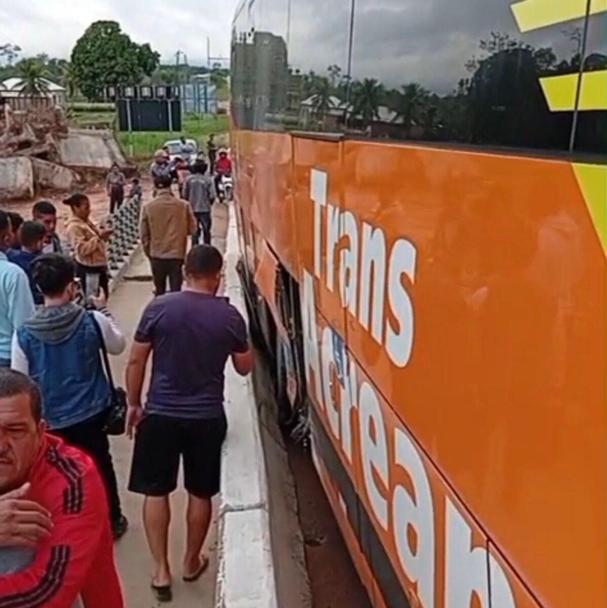 Ônibus bate em lateral de ponte na BR-364; viagem é interrompida