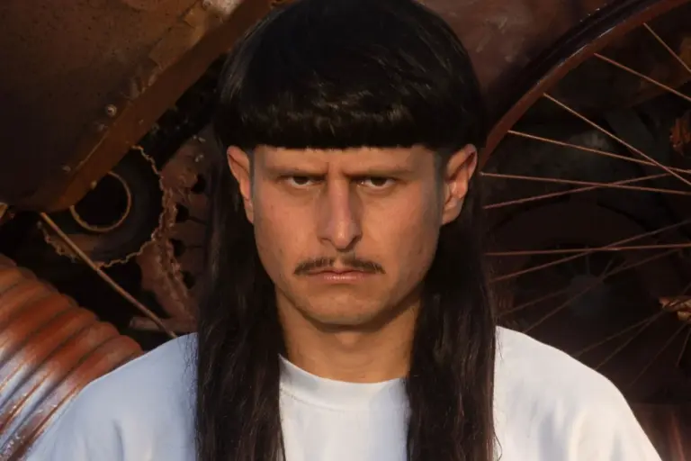 Sem família no testamento, veja quem herdará fortuna de Oliver Tree