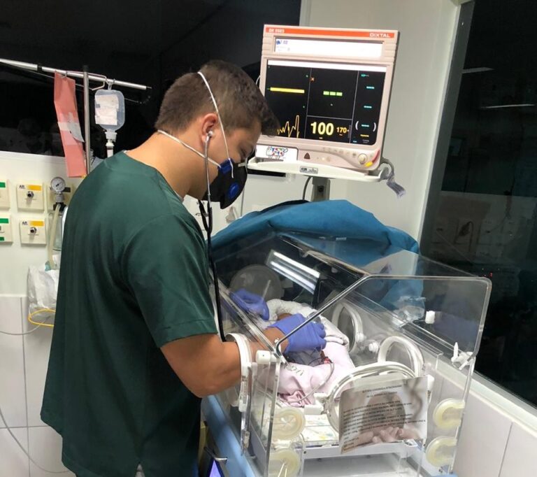 Pedro Kredens é médico e atua no Acre com bebês prematuros