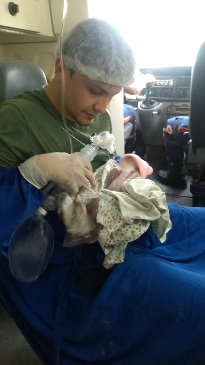 Conheça o médico do Acre que salva bebês de 500g e vive milagres na UTI Pedro lembra que se identificou com a área da pediatria ainda no internato
