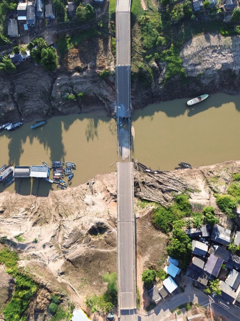 Destroços da ponte bloqueiam o Rio Iaco