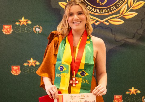 Professora da Ufac recebe título de Dama Comendadora em Nutrição