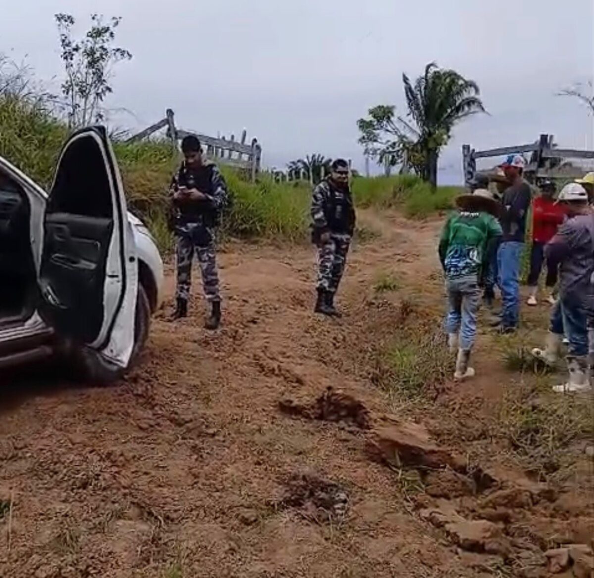 Moradores bloqueiam trator da prefeitura em protesto por ramal em Sena