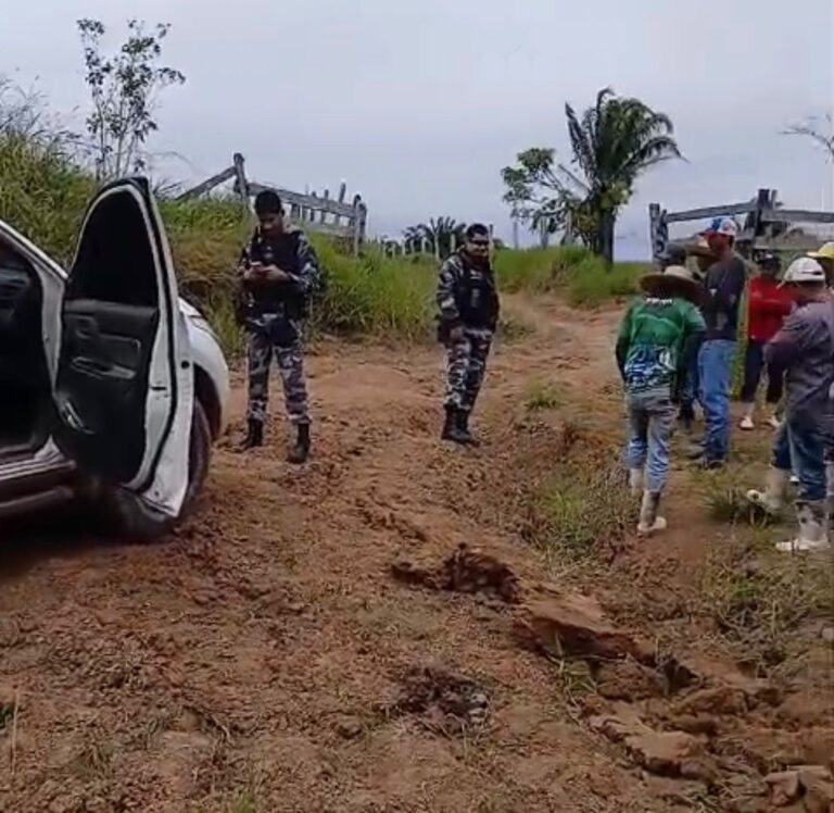 Moradores bloqueiam trator da prefeitura em protesto por ramal em Sena