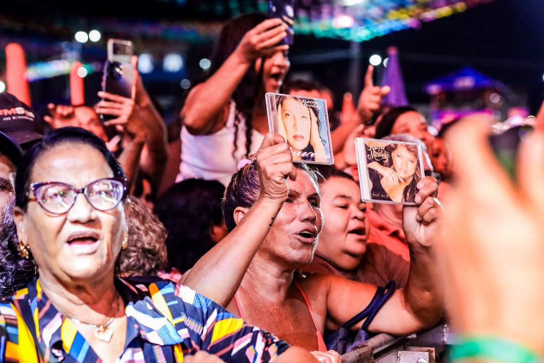 Roberta Miranda se apresenta e relata forte emoção no palco Roberta Miranda se apresenta e relata forte emoção no palco