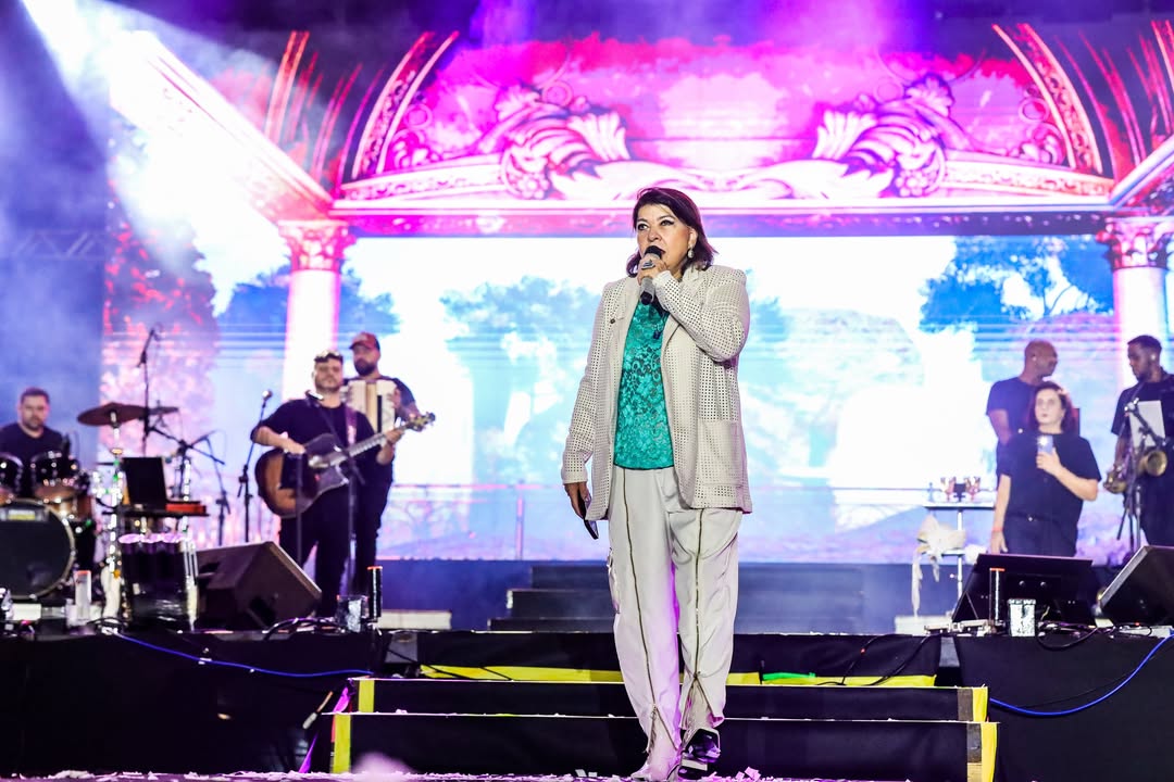 Roberta Miranda se apresenta e relata forte emoção no palco Roberta Miranda se apresenta e relata forte emoção no palco
