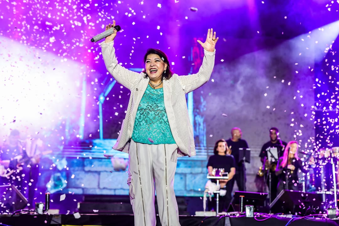 Roberta Miranda se apresenta e relata forte emoção no palco Roberta Miranda se apresenta e relata forte emoção no palco
