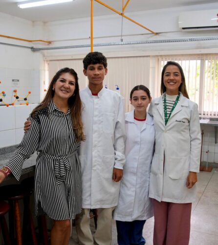 Ex-reitora do Ifac visita laboratório e incentiva projetos estudantis
