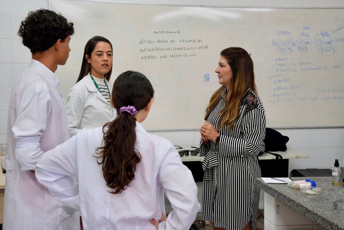 Ex-reitora do Ifac visita laboratório e incentiva projetos estudantis