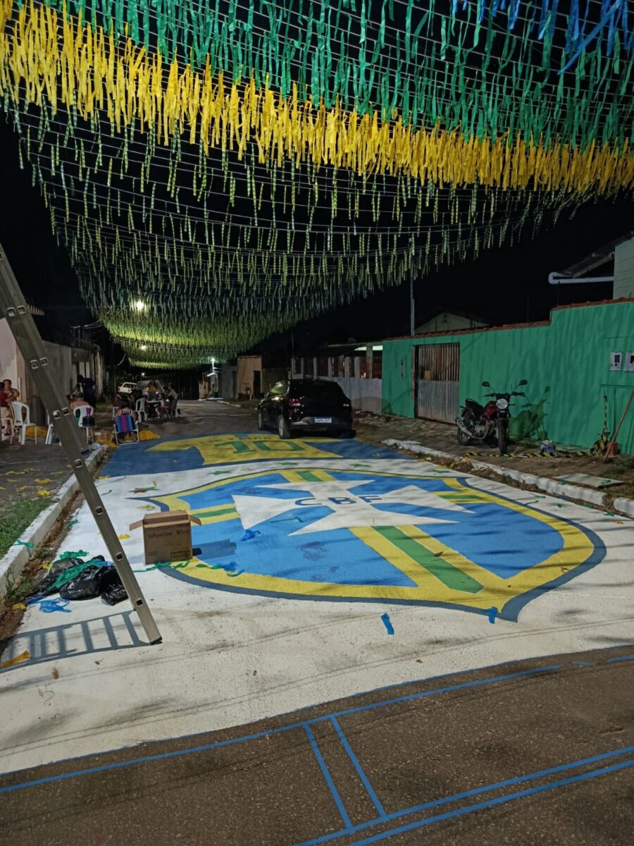 Vizinhos pintam rua e resgatam sentimento de nostalgia da Copa em Rio Branco