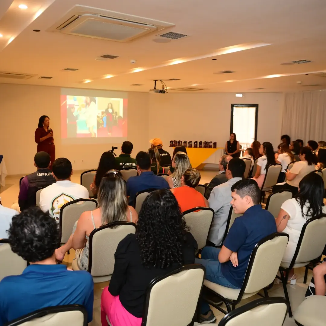 Jornalista emociona público com relato de superação em evento no Acre