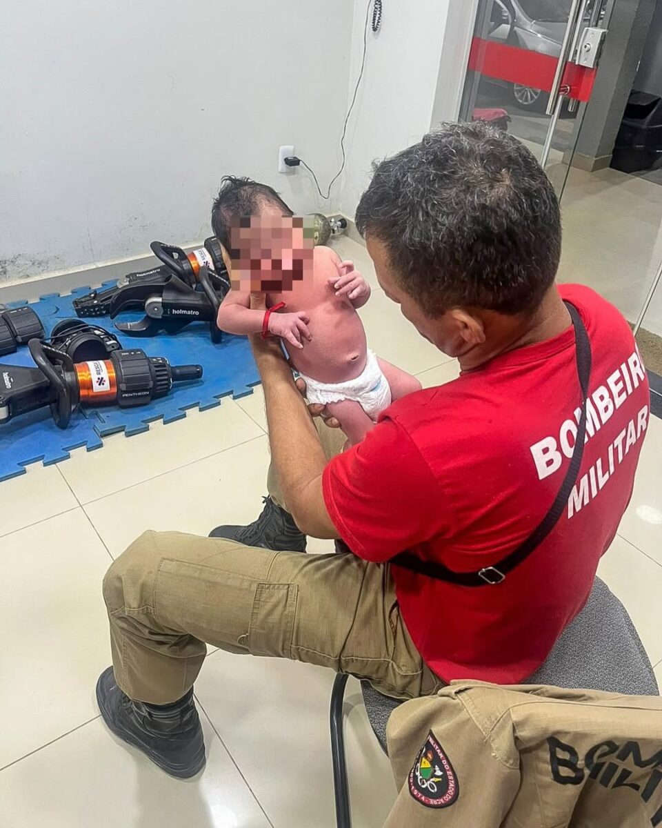 Bombeiros salvam recém-nascido engasgado durante amamentação