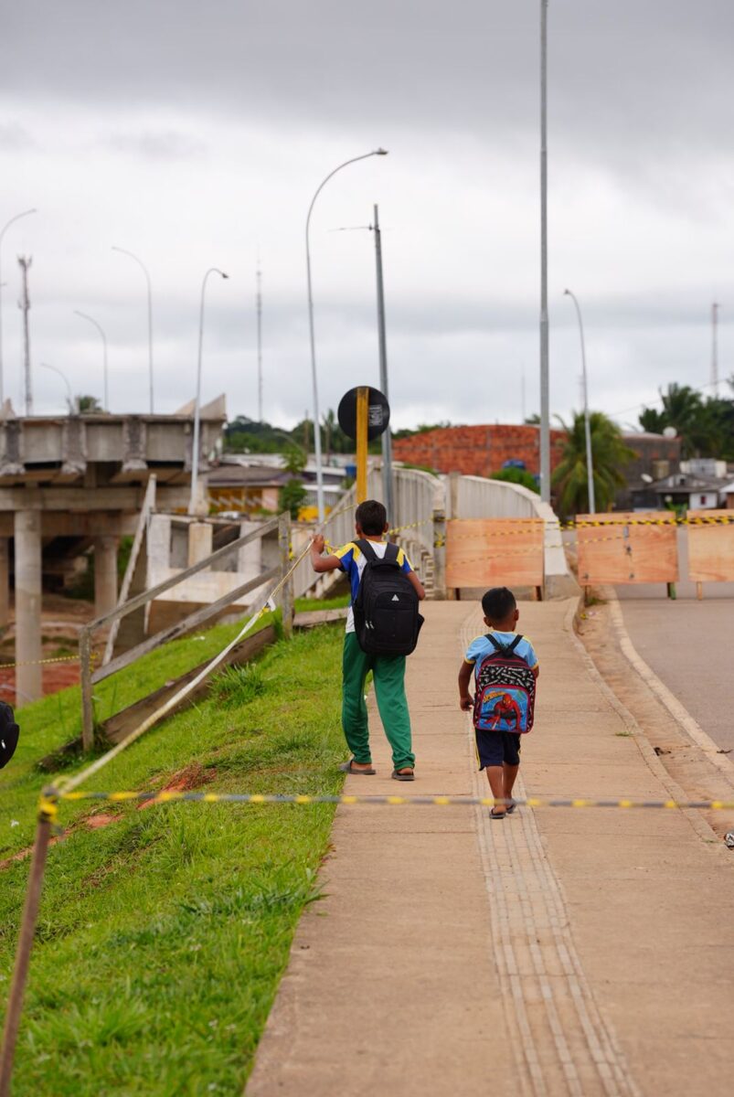 bloqueio do leito do Rio Iaco pelos restos da ponte Padre Paolino Baldassari tornou-se o novo ponto de discussão em Sena Madureira