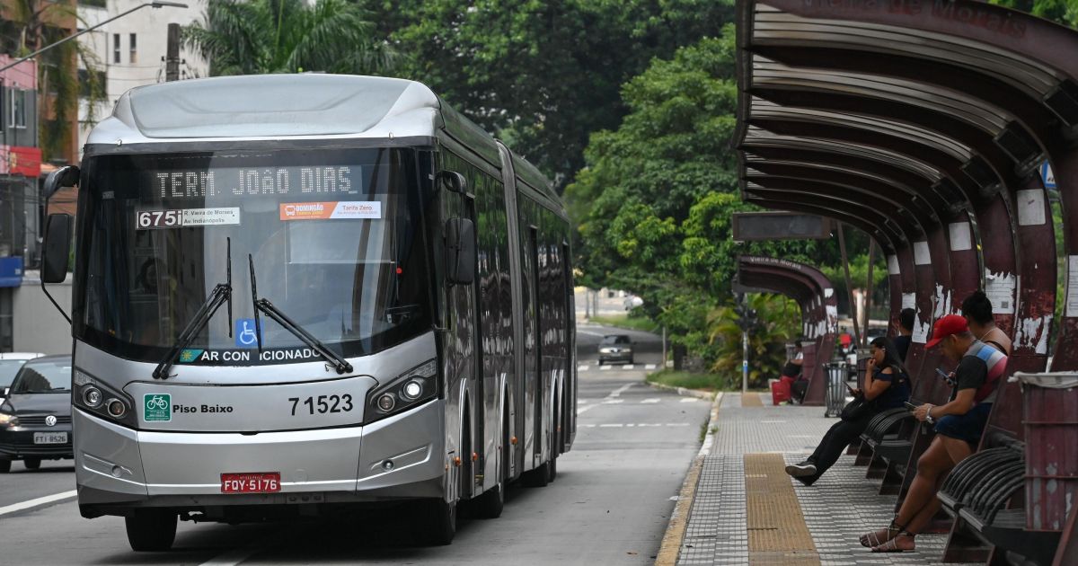 Pessoas da periferia ficam o triplo do tempo no transporte público em SP Pessoas da periferia ficam o triplo do tempo no transporte público em SP