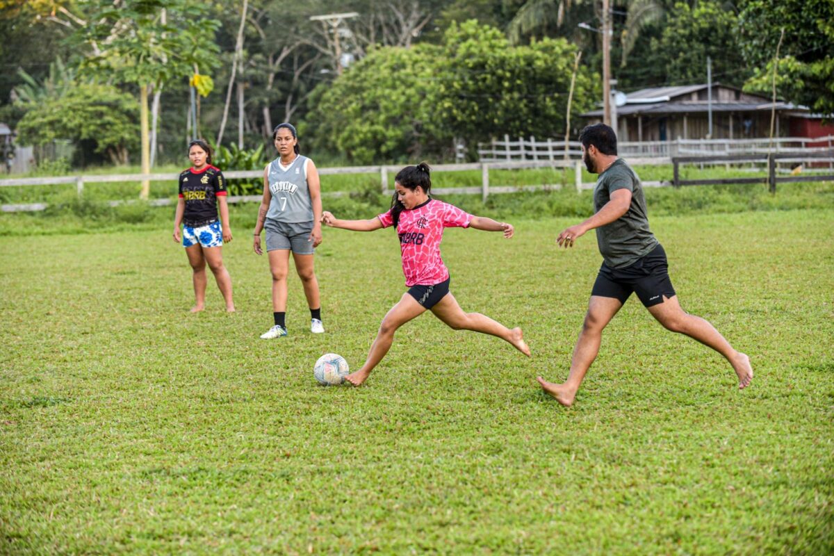 Time feminino de comunidade extrativista inspira nova geração no Acre