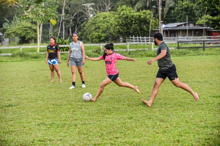 Time feminino de comunidade extrativista inspira nova geração no Acre