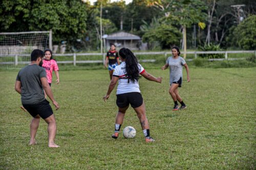 Time feminino de comunidade extrativista inspira nova geração no Acre