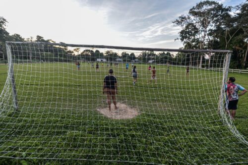 Time feminino de comunidade extrativista inspira nova geração no Acre