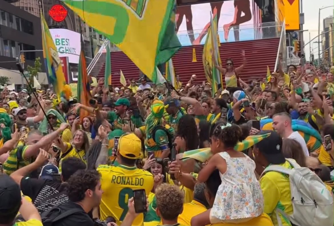 Festa verde e amarela: influenciadora registra multidão de brasileiros na Times Square Festa verde e amarela: influenciadora registra multidão de brasileiros na Times Square