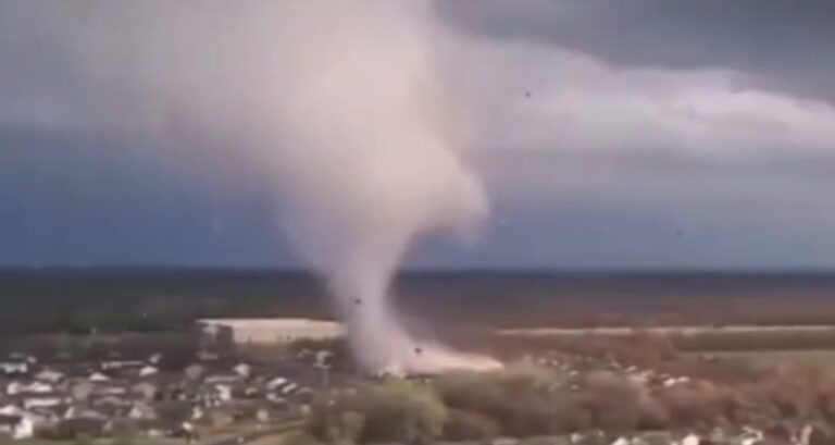Tornado de categoria EF3 atinge cidade e destrói mais de mil estruturas