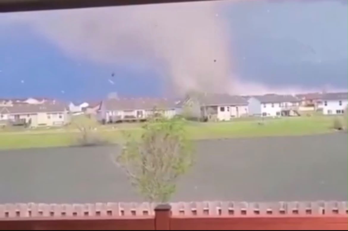 Tornado de categoria EF3 atinge cidade e destrói mais de mil estruturas