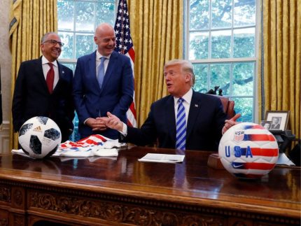 Trump vai à final da Copa e entregará troféu ao campeão, confirma presidente da FIFA Trump vai à final da Copa e entregará troféu ao campeão, confirma presidente da FIFA