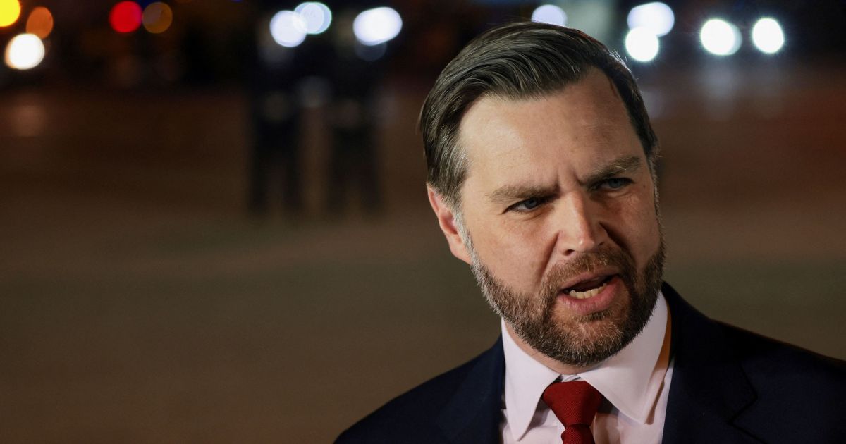 Vice dos EUA, JD Vance, chega à Suíça para negociações com o Irã Vice dos EUA, JD Vance, chega à Suíça para negociações com o Irã