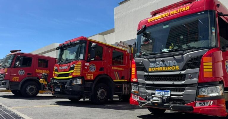 Incêndio em galpão na Lapa cria coluna de fumaça em SP