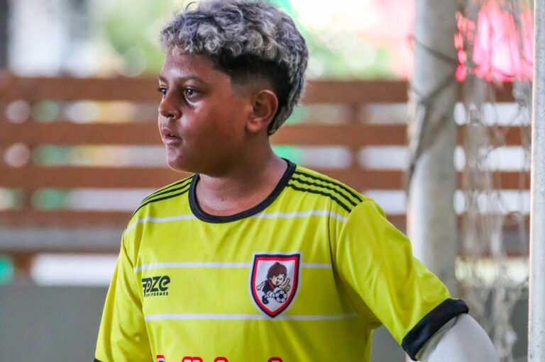 Goleiro acreano de 11 anos faz rifa para disputar maior torneio de base do Norte