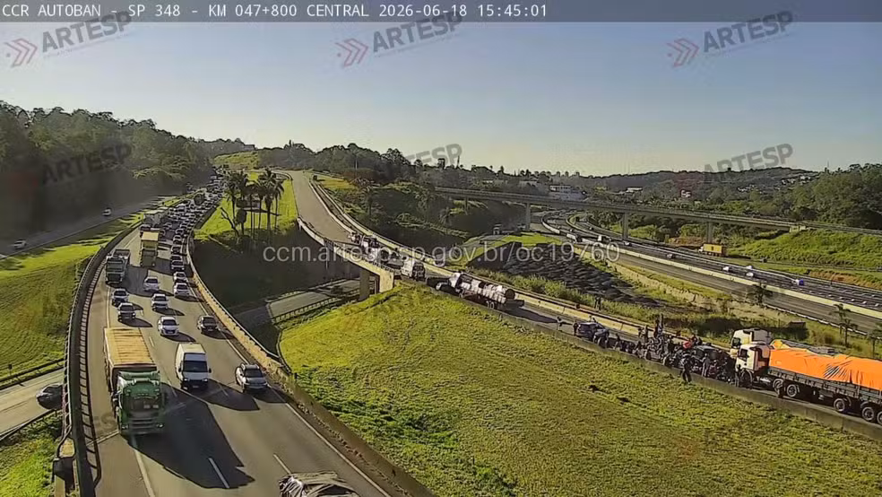 Carreta e seis carros batem e fecham rodovia nesta quinta-feira Carreta e seis carros batem e fecham rodovia nesta quinta-feira