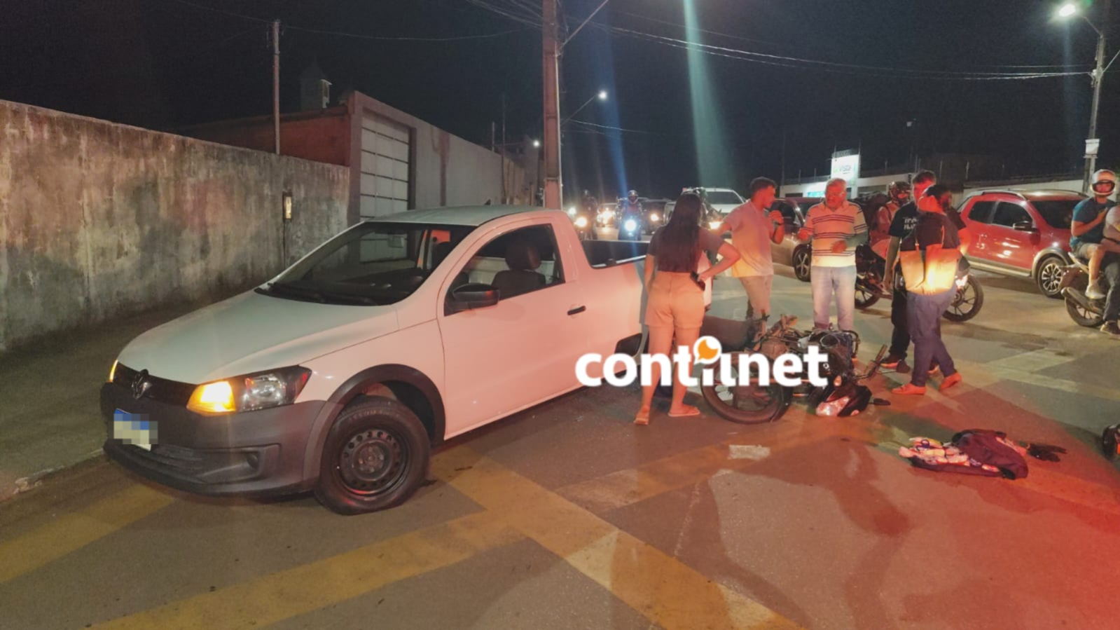 Homem fica ferido após bater moto na traseira de veículo em Rio Branco