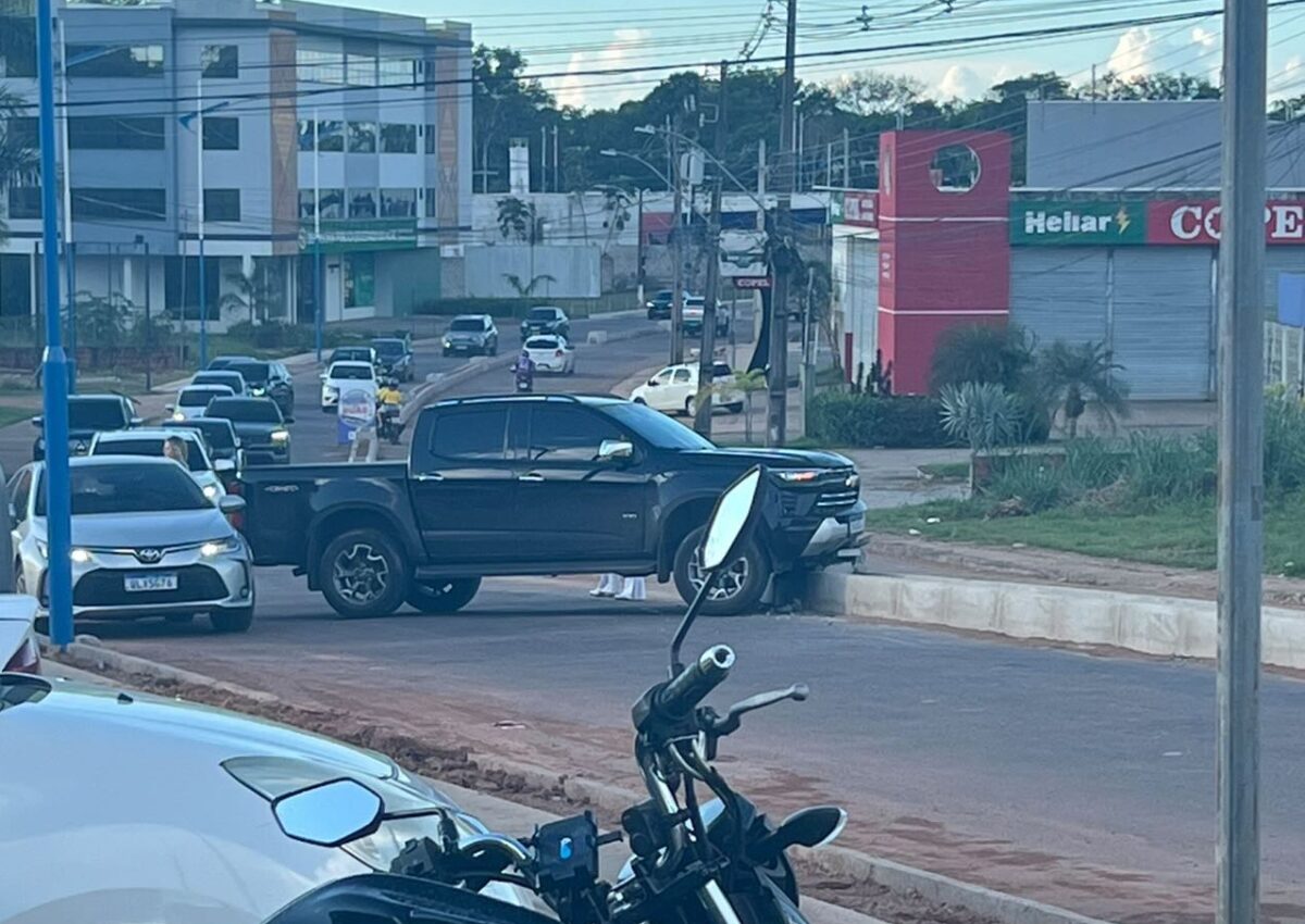 Trânsito fica lento após caminhonete sair da pista e invadir barreira